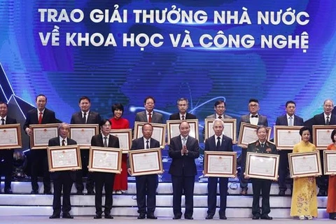 越南国家主席阮春福出席第六次科技类胡志明奖和国家奖颁奖典礼