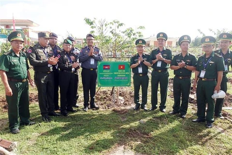 第一届越柬青年边防军官交流活动在坚江省举行