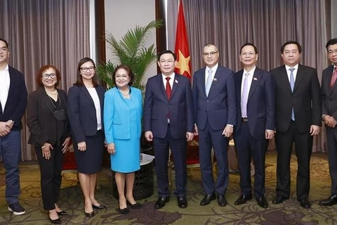 越南国会主席王廷惠会见克拉克经济特区首席执行官