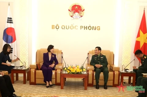 越南国防部长潘文江大将会见韩国驻越南大使