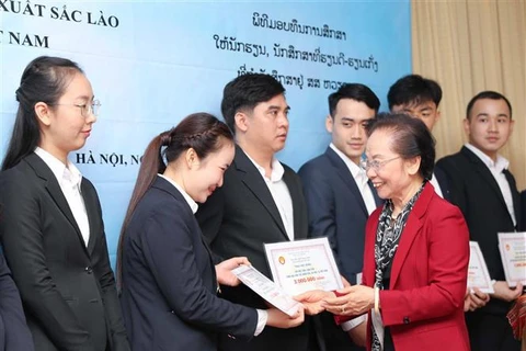 越南助学协会向老挝学生颁发200份助学金