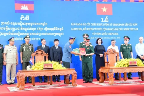 越南向柬埔寨移交49具柬埔寨救国团结武装力量战士遗骸