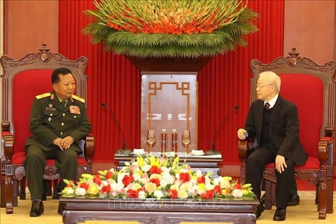 越南领导人会见老挝政府副总理兼国防部长