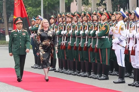 捷克国防部部长切诺秋娃对越南进行正式访问