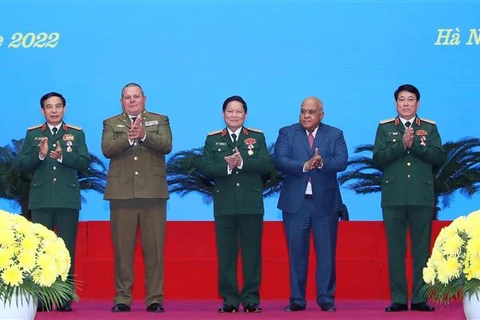 越南军队干部荣获古巴共和国授予的勋章