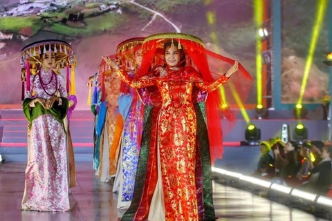 “越南奥黛相遇泰国丝绸”——在泰国推崇越南文化遗产