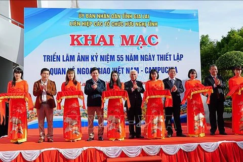 越柬建交55周年图片展开幕
