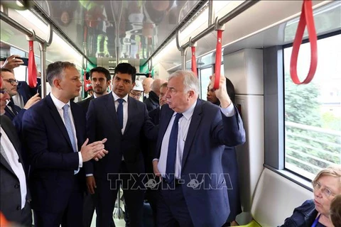 法国参议院议长走访河内城铁项目呠-河内火车站路段