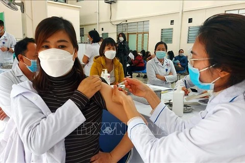 12月12日越南新增新冠肺炎确诊病例近400例 危重症病例数略增