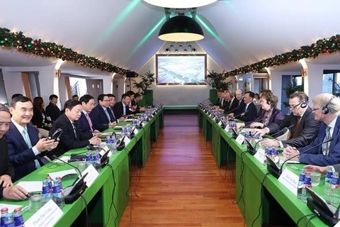 越南政府总理范明政与荷兰部分领先企业代表举行对话会