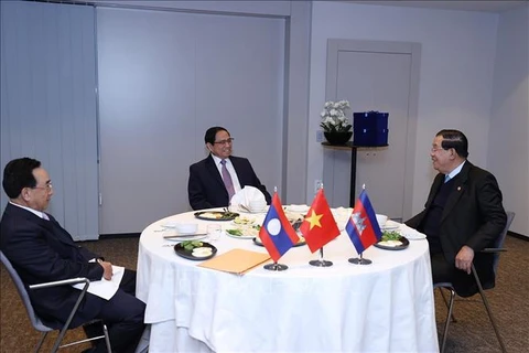 越南政府总理与老挝总理和柬埔寨首相共进工作早餐