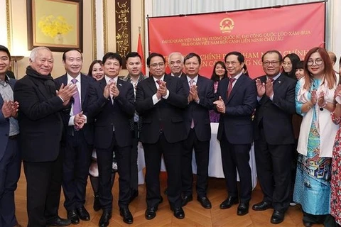 越南政府总理范明政会见旅居比利时越南人社群代表