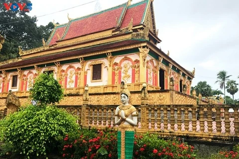 到茶荣省探索高棉族寺庙