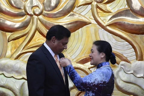 越南向斯里兰卡驻越南大使授予“致力于各民族和平友谊”纪念章