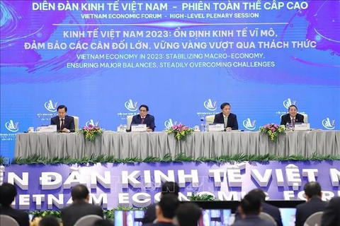 越南政府总理范明政主持第五次越南经济论坛