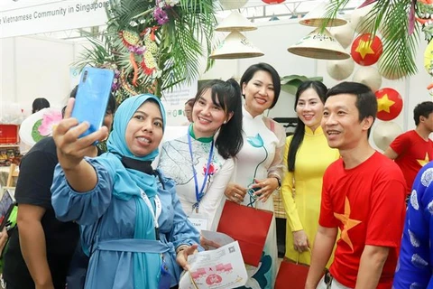越南在新加坡举行的12.18国际移民日纪念活动上留下深刻印象