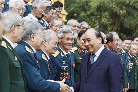 越南国家主席阮春福会见防空导弹部队和361师老战士联络委员会