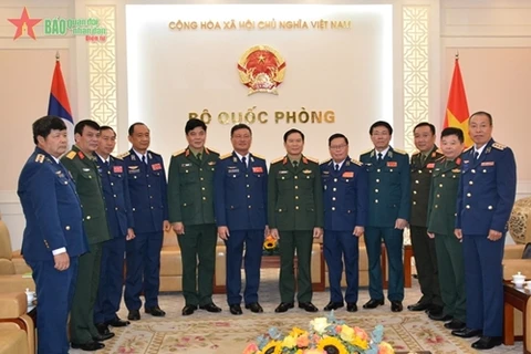 阮新疆上将会见老挝空军司令