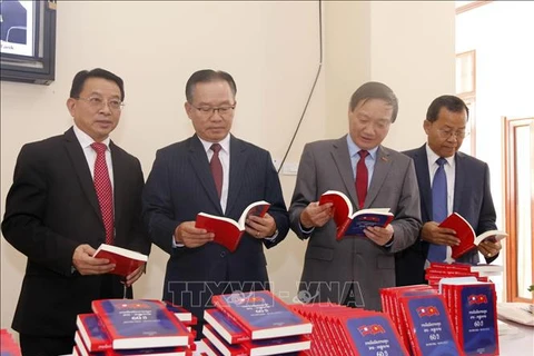 越老建交60周年：老挝出版关于越老双边关系书籍