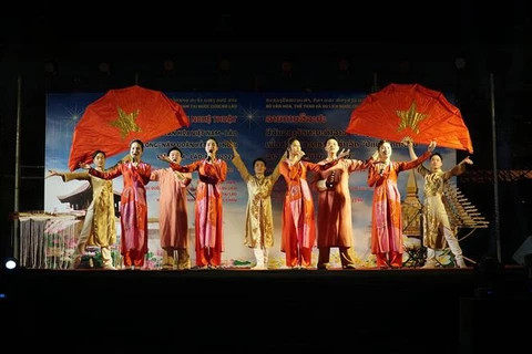 “越南香色和越老友谊之情”艺术活动在万象举行