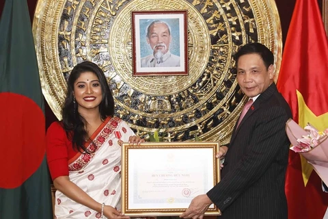 越南为３名孟加拉国公民颁奖