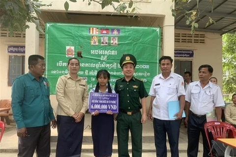 平协国际口岸边防屯向柬埔寨学生颁发奖学金