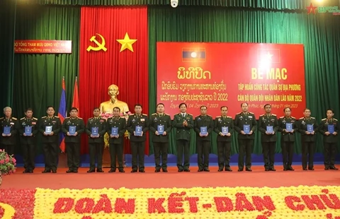 为老挝人民军干部开设的地方军事工作培训班落下帷幕