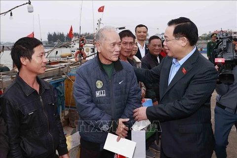 国会主席王廷惠春节前走访慰问广平省渔民