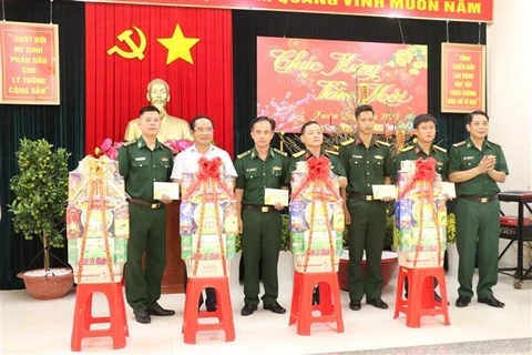 隆安省领导在春节来临前走访慰问越柬维护边界力量