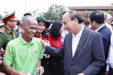 越南国家主席阮春福春节前走访慰问坚江省优抚家庭和贫困家庭