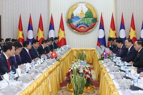 越南政府总理范明政与老挝政府总理宋赛·西潘敦举行会谈