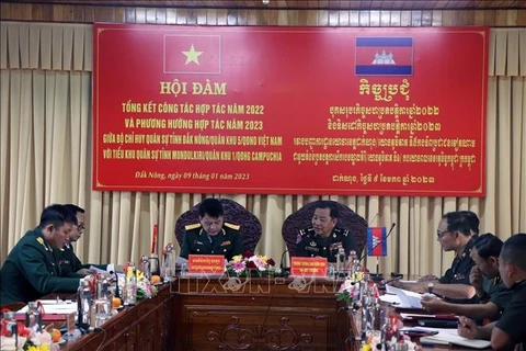 越南得乐省和柬埔寨蒙多基里省举行第10次双边军事会谈