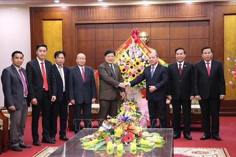 老挝华潘省代表团向越南和平省党政领导和人民拜年