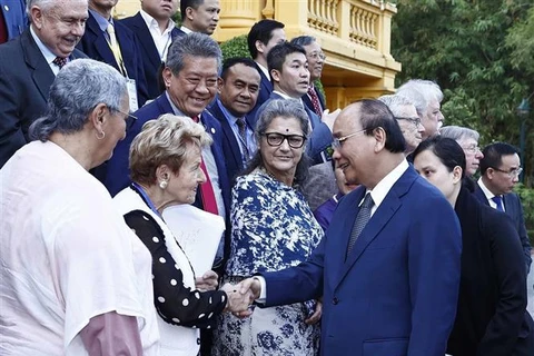 越南国家主席阮春福会见出席《巴黎协定》签署50周年纪念活动的国际代表
