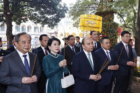2023年家乡之春活动：越南国家主席阮春福和海外越侨在敬天殿敬香