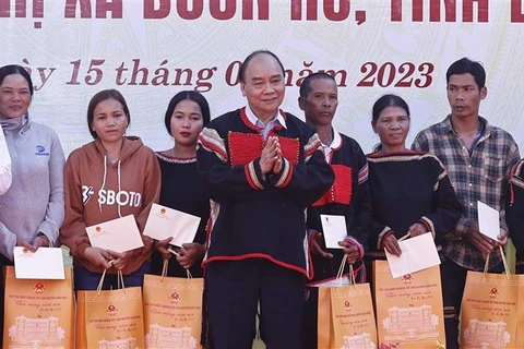 越南国家主席阮春福春节前走访慰问得乐省贫困群众