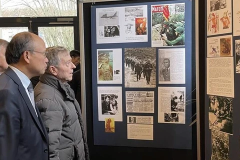 巴黎郊区韦里耶尔勒比松市历史协会举行了关于越南战争的新闻图片展