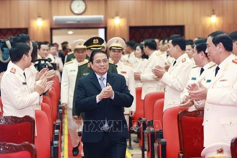 政府总理范明政走访慰问公安和国防单位春节期间值班人员