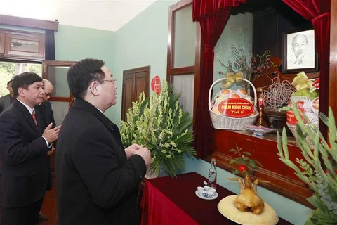 越南国会主席王廷惠前往67号房上香纪念胡志明主席