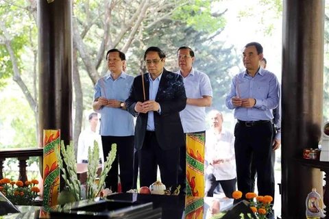 春节前夕越南政府总理范明政上香缅怀已故政府领导人
