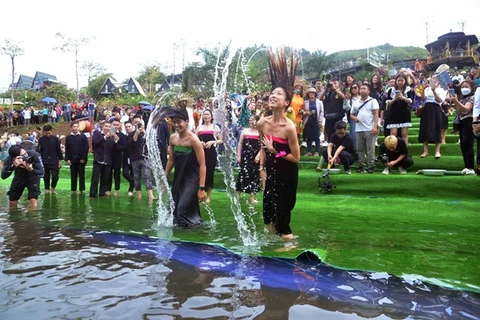 2022年世界旅游小姐大赛参赛佳丽体验白泰族人的洗头节