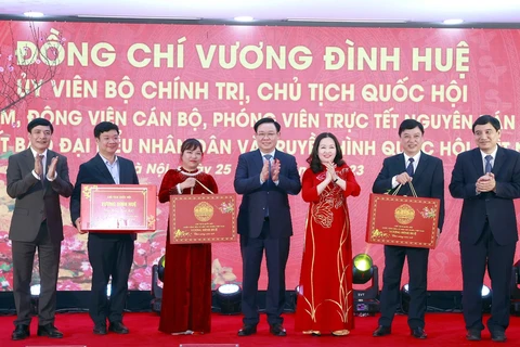 国会主席王廷惠探访越南国会人民代表报与国会电视台