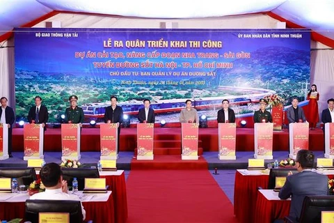 越南政府总理范明政出席芽庄-西贡铁路线路升级改造项目出征仪式