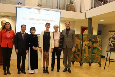 越南美术博物馆接收两件从欧洲归还的艺术作品