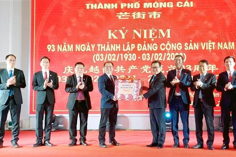 中国东兴市委代表团赴芒街市庆祝越南建党节并出席系列活动