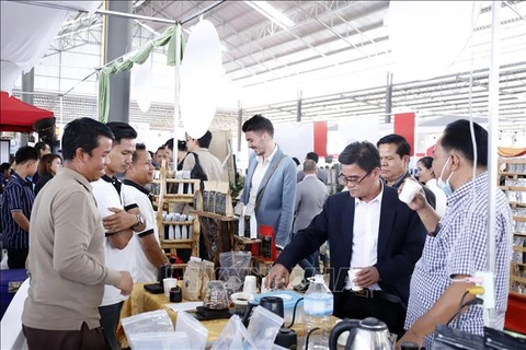 越南咖啡企业参加2023年老挝波罗芬高原咖啡、茶叶和其他农产品节