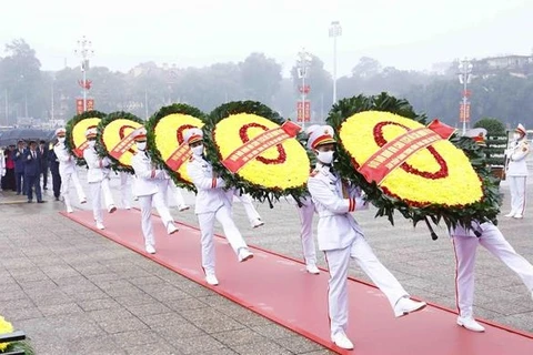 越南共产党建党93周年：越南党和国家领导人拜谒胡志明主席陵