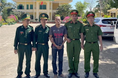 昆嵩省：越南从老挝警方处接收一名通缉犯