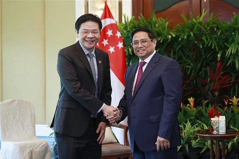 越南政府总理范明政会见新加坡副总理黄循财