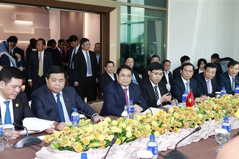 越南政府总理范明政与文莱石油和能源领域企业代表举行座谈会